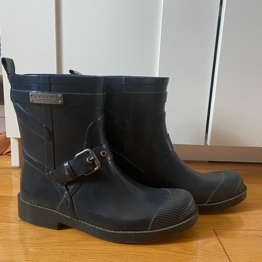 Coach navy with belt rain boots